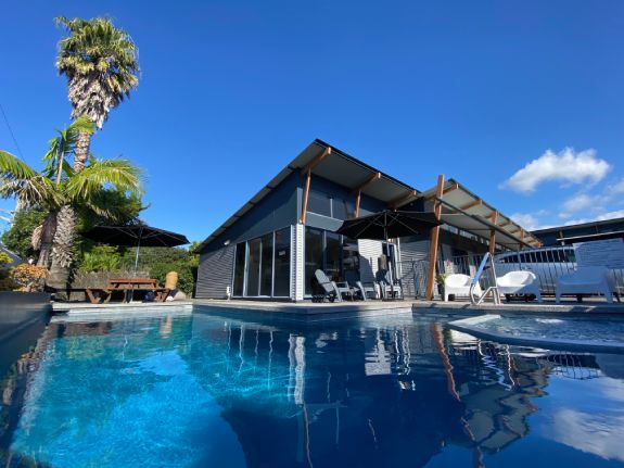 Outdoor entertaining area in Papamoa motel